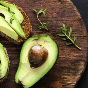 Ce se întâmplă cu colesterolul tău dacă mănânci avocado în fiecare zi: beneficii și contraindicații