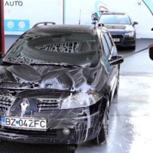 Cât costă o "şedinţă" la spălătoriile auto în comparaţie cu cele self service