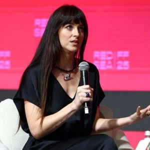 Dakota Johnson a surprins cu o ținută de podium la Săptămâna Modei de la Paris. Ce detaliu a reușit să atragă atenția