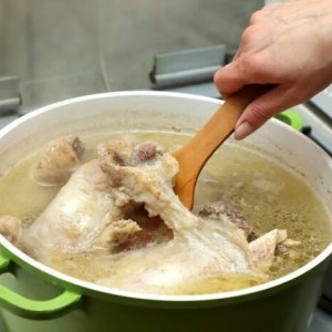 Ce poți pune în ciorba de oase ca să iasă la fel cum o făceau bunicile noastre. Ingredientul secret care îi schimbă complet gustul