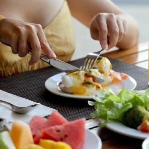 E oficial! Alimentul iubit de români, care favorizează cancerul de colon! Din păcate, îl consumăm aproape zilnic