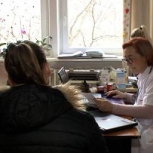 Prima zi de concediu medical nu mai este plătită. Câți bani pierd angajații