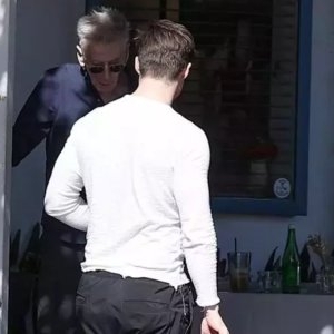 Avem imaginile! Milionarul, pe care toți românii îl știu, se iubește cu un tinerel! Da, a fost și cu femei, dar acum iubește un bărbat! Foto