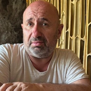 Gata, nu se mai ascund! Cum a apărut Cătălin Scărlătescu alături de iubita lui, focoasa arhitectă tânără, blondă și frumoasă! Imaginea care i-a uimit pe fani: “M-a scos la o plimbare cu liftul”