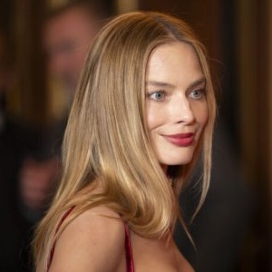 Margot Robbie a purtat un colier masiv cu diamante, evaluat la peste 100 de carate. Cum arată bijuteria superbă de la gâtul actriței