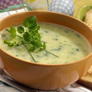 Dacă suferi de retenție de apă, consumă această ciorbă. Ce recomandă specialiștii