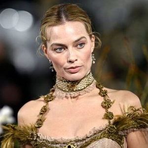 Margot Robbie, apariție îndrăzneață la premiera noului său film. Ținuta de epocă a atras toate privirile