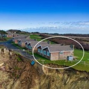 Cu cât se vinde o casă aflată la marginea prăpastiei.  Agenţie imobiliară: "O oportunitate rară"