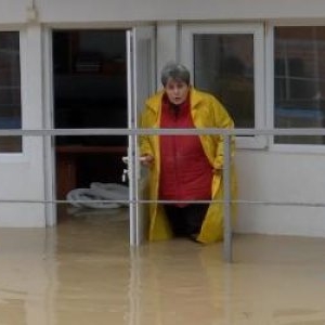 Judeţele în care a plouat într-o zi cât pentru o lună. Zeci de familii, izolate: "Se va strica tot ce e aici"