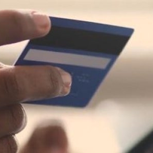 Nouă înşelătorie cu ajutorul AI. Cum acţionează hoţii pentru a convinge victimele să trimită bani