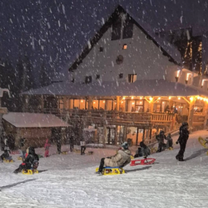 Ninge trei zile şi trei nopţi ca-n poveşti! Deja se fac rezervări pentru vacanţa de schi