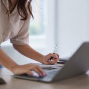 Funcționarii unei primării au ajuns să facă constant "gimnastică" la birou. Ce se întâmplă dacă stau nemişcaţi