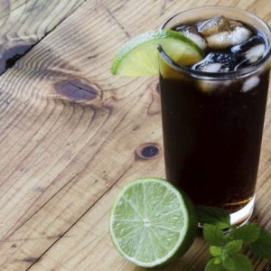 Cafea sau sucul carbogazos. Ce alegere îți dă energie dimineața