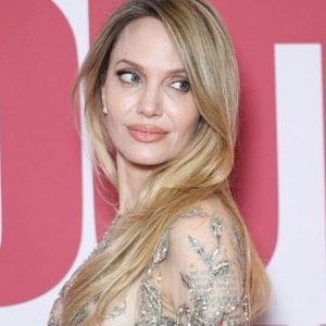 Angelina Jolie a strălucit pe covorul roșu într-o rochie argintie. Cum arată întreaga ținută