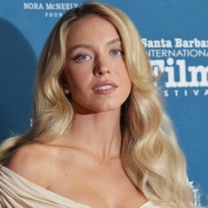 Sydney Sweeney a recreat o ținută veche de 74 de ani. O rochie similară a fost purtată și de Marilyn Monroe