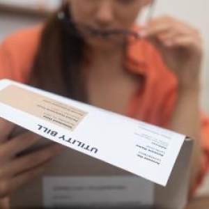 O femeie s-a trezit cu o factură la apă de 56.000€. Locuieşte singură dintr-un salariu de 1.200€