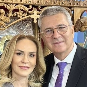 Imagini cu Gabriela Firea la botezul nepoatei! Rochia a întors toate privirile, dar și coafura retro! Ce și-a făcut Firea la față? A întinerit cu 10 ani! Lux, eleganță, politicieni, vedete, tot high-life-ul din București a fost acolo
