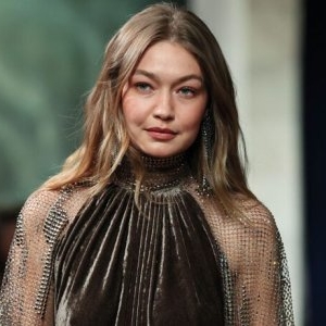 Gigi Hadid a deschis prezentarea de modă Ralph Lauren de la New York. Ce ținute a purtat vedeta