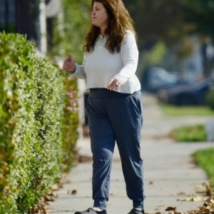 O recunoști?! La 20 de ani toți vorbeau de frumusețea și celebritatea ei, însă acum faimoasa vedetă este de nerecunoscut. Umblă în papuci pe stradă și nici apropiații nu au recunoscut-o după ultimele imagini cu ea