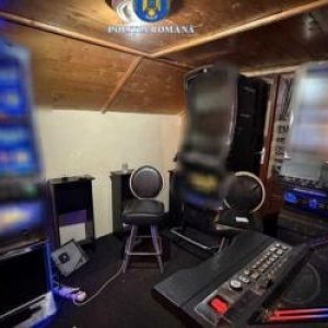 Un mehedinţean şi-a făcut sală de păcănele acasă. Mascaţii l-au săltat cu tot cu aparate