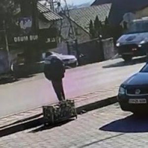 Copil de 12 ani din Suceava, la un pas de moarte. O maşină îl loveşte în plin, dar scapă miraculos