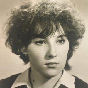 O recunoști? E una dintre cele mai iubite vedete TV, din România! E măritată cu un erou, unul dintre cei mai admirați bărbați din lume și au o familie superbă. Cum a început povestea lor? Nimănui nu-i vine să creadă