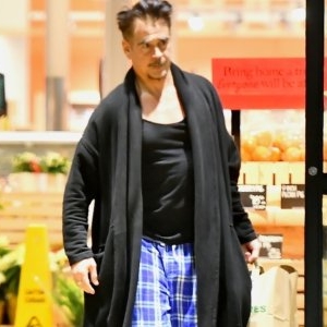 În pijama, la cumpărături! Așa l-au surprins fotografii, aproape de miezul nopții! A cumpărat repede produsele de care avea nevoie și a fugit spre mașină. Ți-ai dat seama cine e în poză? E super celebru și îl vezi des la TV!