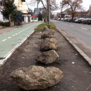 Orașul în care trotuarele și spațiile verzi sunt păzite de bolovani: "Ne-am trezit cu ele peste noapte"