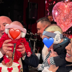 Roxana Nemeș, botez de lux pentru gemenii ei, dar stai să vezi cine sunt nașii! Nimeni nu se aștepta! Persoane sus puse! Ce nume superbe au copilașii și cum a arătat tortul. Ospăț regal, decor roșu, ținute spectaculoase