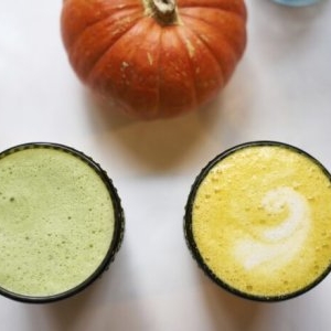 Turmeric Latte sau Matcha. Care oferă beneficii antiinflamatoare și energie