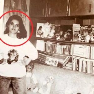 Uită-te bine la tânăra din imagine. Azi e una dintre cele mai cunoscute femei din România! Admirată de unii, criticată dur de alții, drumul ei a fost clar. A plecat de jos și nu s-a oprit până când nu a obținut tot ce și-a dorit. Spune drept, ți-ai dat se