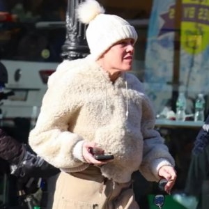 Gerul a învins-o și pe ea! A renunțat la hainele de lux și a ieșit la plimbare îmbrăcată bine și cu căciulă pe cap! Nimeni nu a recunoscut-o așa! Îți dai seama cine e în poză?