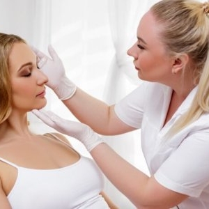 Principalul factor care îți îmbătrânește pielea. Specialiștii spun că nu are nicio legătură cu expunerea la soare