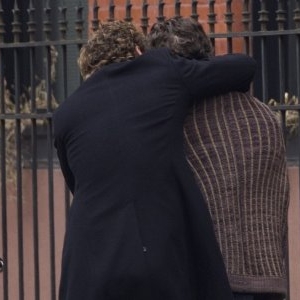 Doi bărbați celebri, surprinși în ipostaze tandre pe stradă! Unul dintre ei e un burlac faimos, și multe femei visează la el, dar iată că lui îi plac bărbații / FOTO