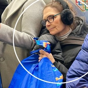 Înghesuită la metrou, cu sacoșele de cumpărături în brațe... pur și simplu de nerecunoscut! Uită-te bine la poză, o recunoști? E super celebră, dar preferă să ducă o viață absolut normală / Foto