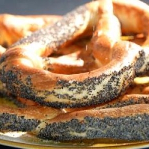 Covrigii şi merdenelele de la patru producători, la analize de laborator. Care sunt "surprizele"