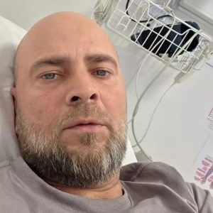 Cosmin Seleși a fost internat în spital: „Medicii sunt rezervați în privința evoluției, dar urmez un tratament”. Ce a pățit prezentatorul TV