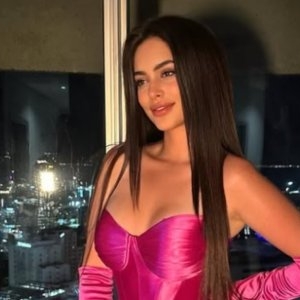 WOW! Eva Zaharescu, surprinsă sărutându-se cu un bărbat mai în vârstă. Unde s-a distrat fiica Andreei Berecleanu. Galant, grizonant, dar și pasional!