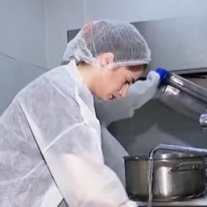 Cât câștigă studenții care lucrează în cantina universității. "Bursa" îi ajută să-şi acopere câteva cheltuieli