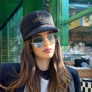 Vedeta noastră, surprinsă de paparazzi cu un bărbat mult mai în vârstă, galant, grizonant, dar și galant! WOW, ce sărut! Ea e frumoasă de pică, are un nume cunoscut, dar cine e el?