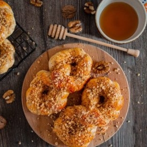 Mucenici pufoși din aluat de cozonac, delicioși și foarte aromați