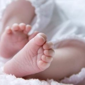 "Mi-au omorât copilul!" Un bebeluș din Iași a murit la 2 zile, după ce medicii l-au trimis acasă cu febră