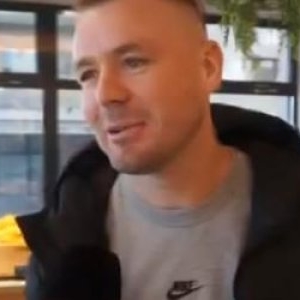 A lucrat în Spania, iar acum a dat lovitura în ţară. Afacerea cu care Iulian atrage clienți pe bandă rulantă