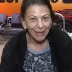 Elena Cârstea, în scaun cu rotile la întoarcerea în țară: „Nu pot să merg”. Artista a revenit în România după 10 ani / FOTO