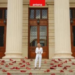 Shero Talk aduce pantofii roșii pe treptele Ateneului, în memoria victimelor violenţei domestice