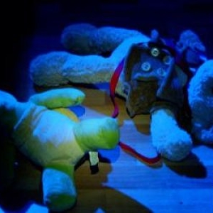 Coșmarul unei fetițe de 9 ani, bătută şi pusă la muncă de mamă şi de iubitul ei. Autorităţile, complice