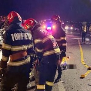 "Am spart geamul ca să ieșim". Pasagerii, aruncați unii peste alții în autocarul răsturnat lângă Bârlad