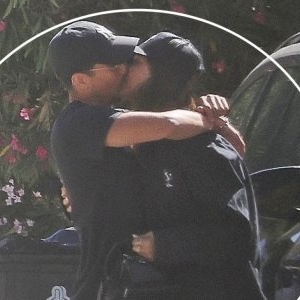 Prinși sărutându-se, ziua în amiaza mare!! Vedeta și-a făcut iubit cu 12 ani mai tânăr ca ea, iar acum avem dovada! „E îndrăgostită!” / FOTO