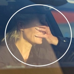 S-a aflat că divorțează, iar acum a fost prinsă plângând la volan! Soțul ei a depus deja actele de divorț! Ce a mai ieșit la iveală, între timp