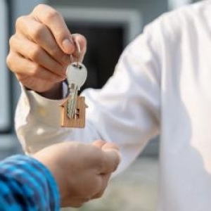 Un american şi-a vândut casa cu ajutorul ChatGPT în 5 zile și a obținut o sumă record. Ce l-a sfătuit AI-ul